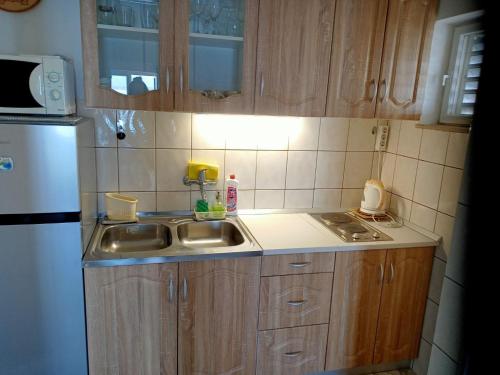 Apartment Zdravko - 5 m from beach - image 7
