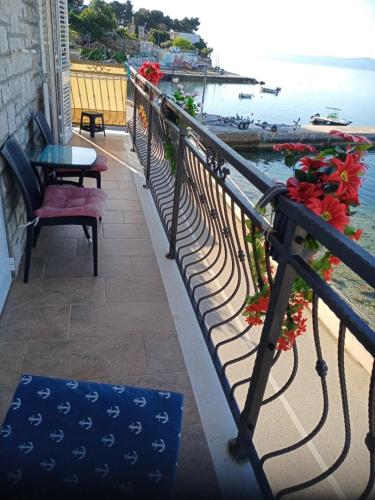Apartment Zdravko - 5 m from beach - image 8