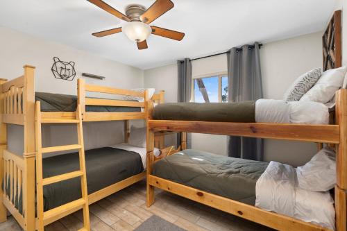 NEW! HUGE 5BR Mountain Views Game Room Hot Tub Lawn Games BBQ