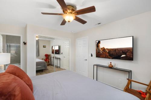 NEW! HUGE 5BR Mountain Views Game Room Hot Tub Lawn Games BBQ