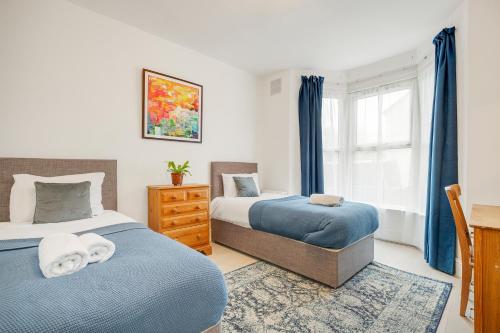 Spacious House in North London, very close to train station and bus stops, near Tottenham Stadium & lots of parking