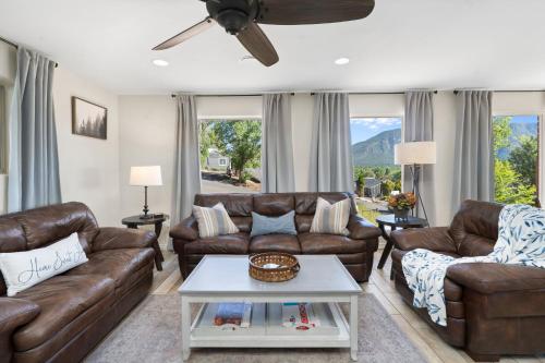 NEW I Mountain Views I Hot Tub I Lawn Games I Patio I BBQ