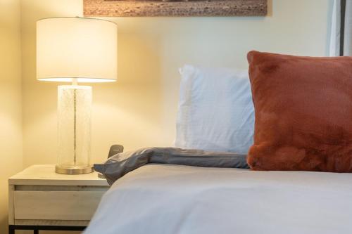 NEW I Mountain Views I Hot Tub I Lawn Games I Patio I BBQ