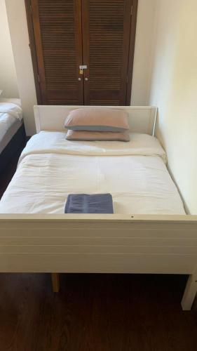 6 beds including 4 double beds and 2 single sofa beds in 1 bedroom and 1 living room apartment, Auckland (fotografie 5)