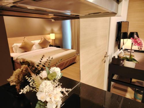 Deluxe King Room image 3