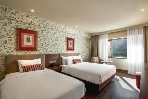 1 double bed, 1 twin bed