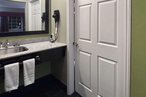 Americas Best Value Inn Extended Stay Dilley - image 3