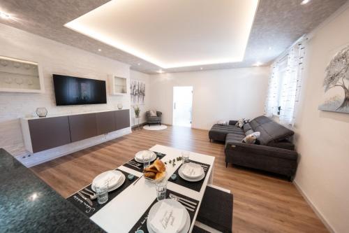 Ring48 City Living - modernes Wohnen mit Wohlfühlambiente mitten im Stadtzentrum - vollausgestattete Küche, Bad mit Duschbadewanne, Parkplatz in Bayreuth, Deutschland