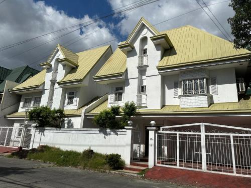 6-Bedroom Duplex with pool near NAIA, Manila