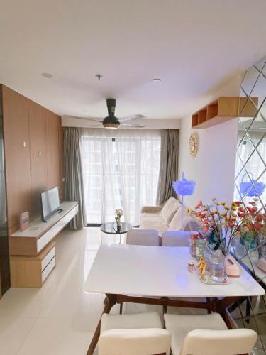 Two-Bedroom Apartment with Pool View image 1