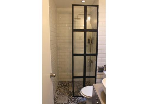 The Brass Burrow, Bel Air Soho Suites, Manila (photo 7)