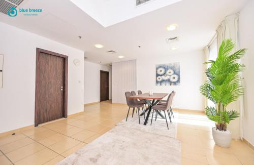 Blue Breeze - Elegant 3BR Apt with Panoramic Marina Views in JBR, Dubaï (photo 4)