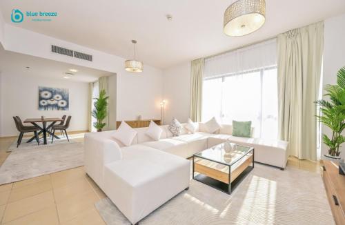 Blue Breeze - Elegant 3BR Apt with Panoramic Marina Views in JBR, Dubaï