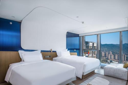 Peninsula River View Twin Room image 6