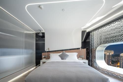 Space Pod - Wonderful River View King Room room in Chongqing Indition High-Rise Hotel (Jiefangbei Raffles Store)