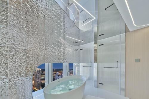 Explorer Pod - Crystal Gallery 270° River King Room image 6