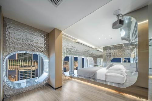 Explorer Pod - Crystal Gallery 270° River King Room room in Chongqing Indition High-Rise Hotel (Jiefangbei Raffles Store)