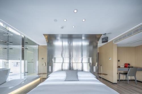 Explorer Pod - Crystal Gallery 270° River King Room image 2