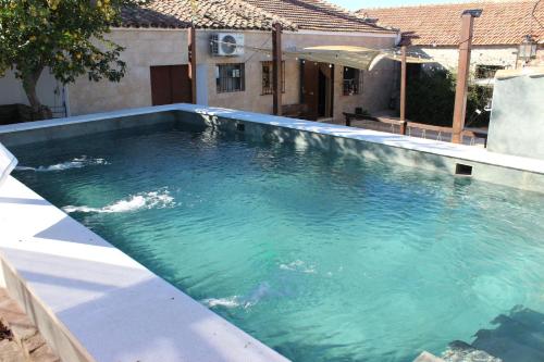 泳池, La Tejuela - Casa en Andújar independiente con piscina (La Tejuela - Casa en Andujar independiente con piscina) in 巴利亞雷斯
