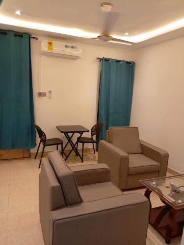 Furnished chamber and hall in Abelemkpe