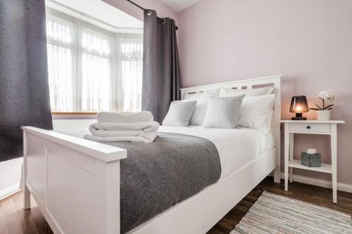 Entire 4-Bedroom Home Surrey
