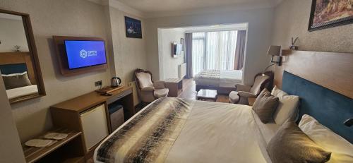 Family Room for Four People with Sea View and Balcony image 10
