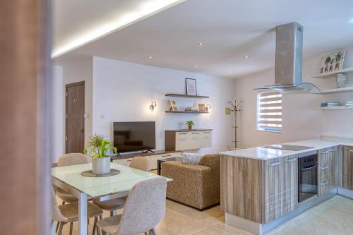 Cozy Apartment minutes to seafront 2