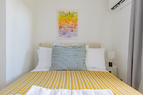 Contemporary 2BD Flat with Balcony Shoreditch - main image