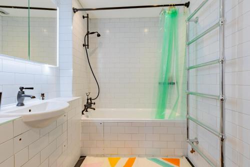 Contemporary 2BD Flat with Balcony Shoreditch - image 8