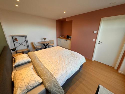 Chambre privée avec salle de bain - accès entièrement privé (Chambre privee avec salle de bain - acces entierement prive) in Мальмеді