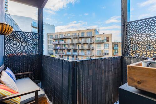 Contemporary 2BD Flat with Balcony Shoreditch - image 14