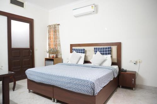 Classic Double Room image 9