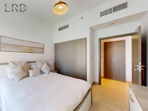 Luxurious 1BR Apartment with Creek View, Dubai (foto 8)