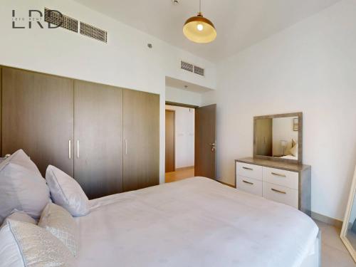 Luxurious 1BR Apartment with Creek View, Dubai (foto 9)
