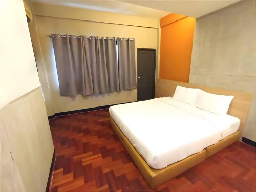 XX GO INN Silom BTS Surasak - สุรศักดิ์, Bangkok