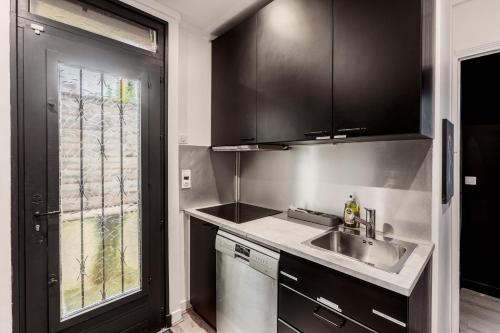 Kitchen, Eastern Paris Terrace - Terrasse - 15min de Paris in Les Lilas