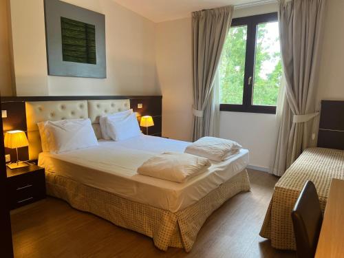 1 king bed, 1 twin bed