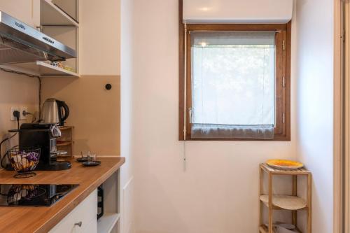 кухня, Cozy Studio near Paris - Wi-Fi - Netflix - Parking in Обон