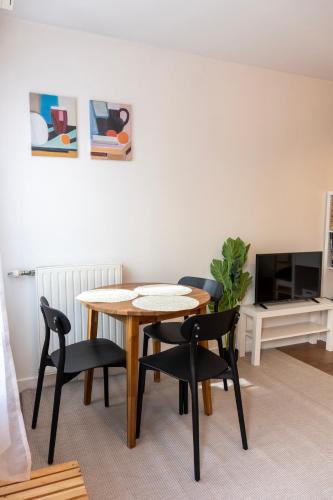 Спільний лаунж/ТБ зона, Cozy Studio near Paris - Wi-Fi - Netflix - Parking in Обон