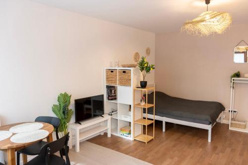 Спільний лаунж/ТБ зона, Cozy Studio near Paris - Wi-Fi - Netflix - Parking in Обон