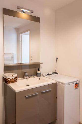 Ванна кімната, Cozy Studio near Paris - Wi-Fi - Netflix - Parking in Обон