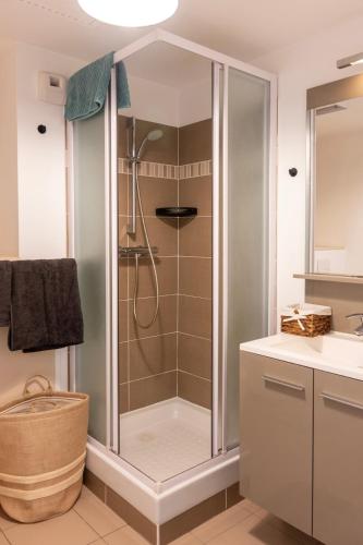 Душ, Cozy Studio near Paris - Wi-Fi - Netflix - Parking in Обон
