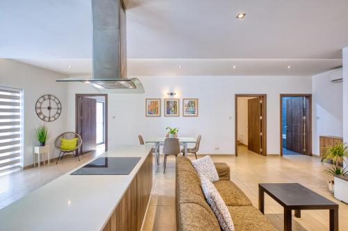 Cozy Apartment minutes to seafront 4