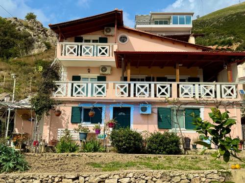 Viesnīcas āriene, VILLA NEFELI in Piqeras