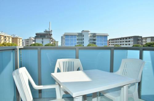 Comfy flat for six guests in Bibione-Beahost