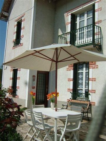 Balcony/terrace, Maison de caractere au bord du canal du Nivernais in Châtel-Censoir