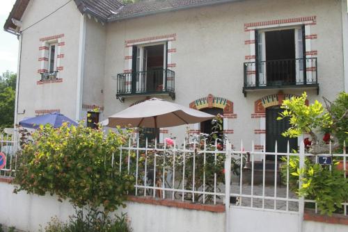 Balcony/terrace, Maison de caractere au bord du canal du Nivernais in Châtel-Censoir