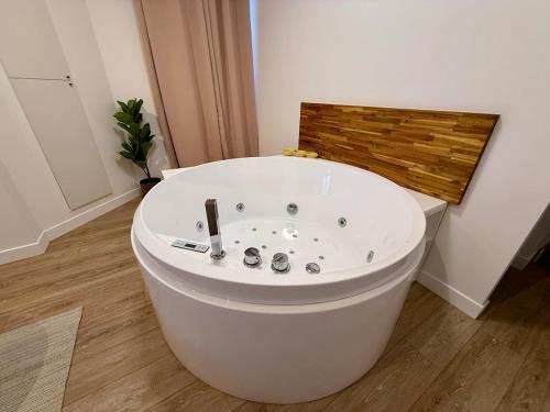 Nancy-Place P20 clim jacuzzi proche centre gare - image 4