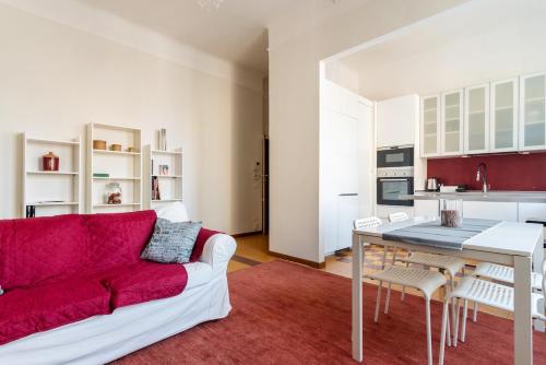 Trilocale Gorki Savona, Milan
