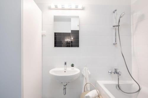 Brand new apartment with garage - image 12